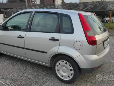 Usata Ford Fiesta 68 CV (50 kW) 2003 Grigio Utilitaria