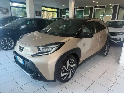 Usata Toyota Aygo X Lounge 72 CV (52 kW) 2022 Beige SUV