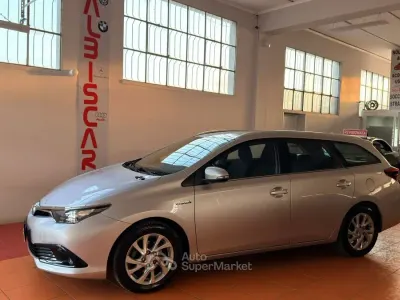 Begagnad Toyota Auris Hybrid Lounge 99 HK (72 kW) 2016 Grå Sedan
