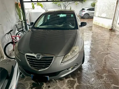 Usata Lancia Delta 120 CV (88 kW) 2012 Grigio Utilitaria