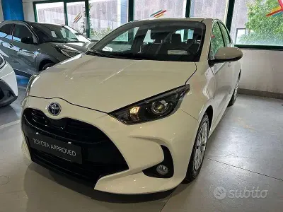 Gebraucht Toyota Yaris Hybrid Active 116 PS (85 kW) 2022 Weiß Limousine