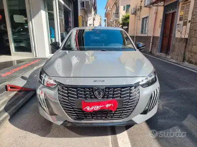 Usata Peugeot 208 GT-line 101 CV (74 kW) 2024 Grigio Utilitaria