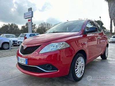 Usata Lancia Ypsilon Platinum 69 CV (50 kW) 2016 Rosso Utilitaria