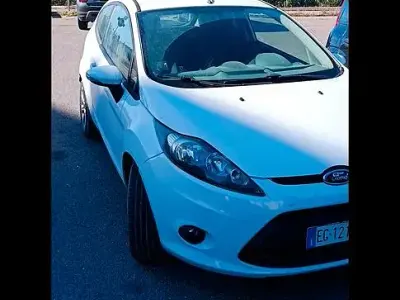 Usata Ford Fiesta 70 CV (51 kW) 2011 Bianco Berlina
