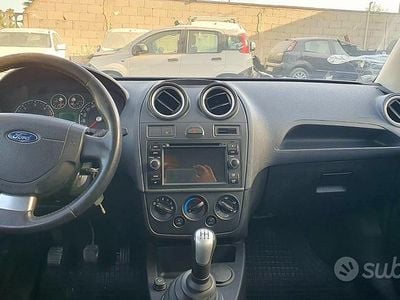 Usata Ford Fiesta 73 CV (53 kW) 2008 Blu Utilitaria