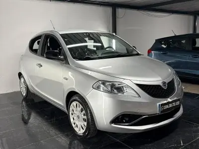 Usado Lancia Ypsilon Gold 69 CV (50 kW) 2017 Gris Utilitario