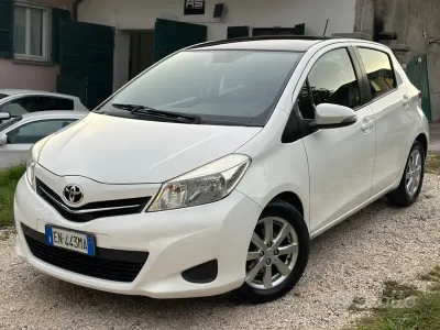 Usata Toyota Yaris 69 CV (50 kW) 2012 Bianco Utilitaria