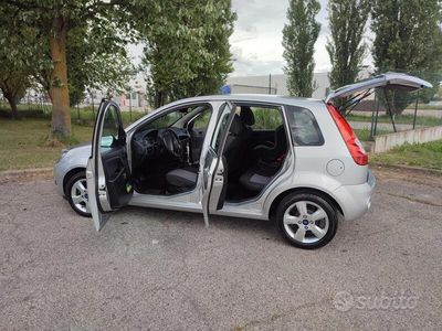 Usata Ford Fiesta Titanium 75 CV (55 kW) 2008 Argento Utilitaria