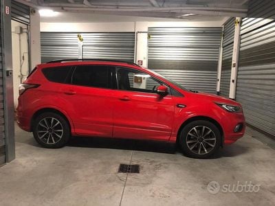 Begagnad Ford Kuga ST-Line 120 HK (88 kW) 2017 Röd SUV