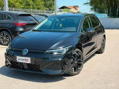 Usata VW Golf VIII R-line 116 CV (85 kW) 2024 Nero Berlina