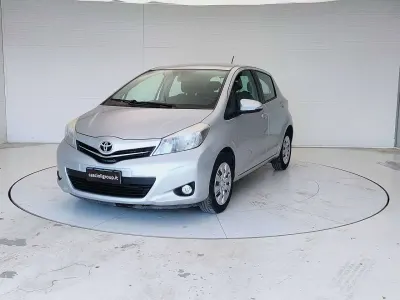 Usata Toyota Yaris 69 CV (50 kW) 2013 Argento (metallizzato) Utilitaria