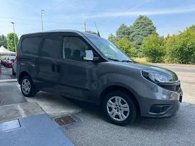 Usata Fiat Doblò Lounge 105 CV (77 kW) 2023 Grigio Monovolume