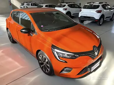 Usata Renault Clio V Techno 101 CV (74 kW) 2022 Orange valencia Berlina