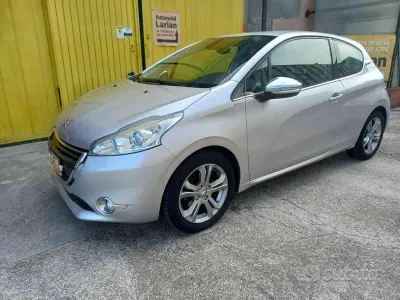 Usata Peugeot 208 Allure 82 CV (60 kW) 2014 Grigio Utilitaria