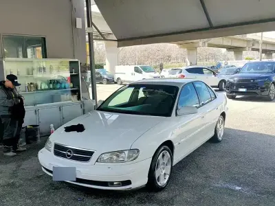 Usata Opel Omega 136 CV (100 kW) 2000 Bianco Berlina