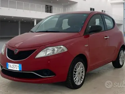Usata Lancia Ypsilon Silver 69 CV (50 kW) 2017 Rosso Utilitaria
