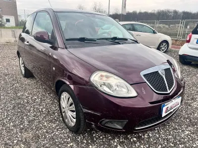 Używany Lancia Ypsilon 77 KM (56 kW) 2010 Purpurowy Hatchback
