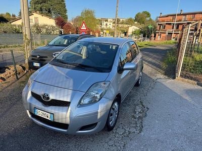 Usata Toyota Yaris Sol 69 CV (50 kW) 2010 Argento Utilitaria