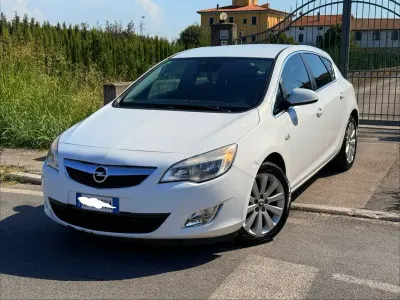 Usata Opel Astra Cosmo 140 CV (102 kW) 2011 Bianco Berlina