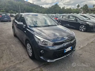 Usado Kia Rio Active 77 CV (56 kW) 2018 Negro Berlina