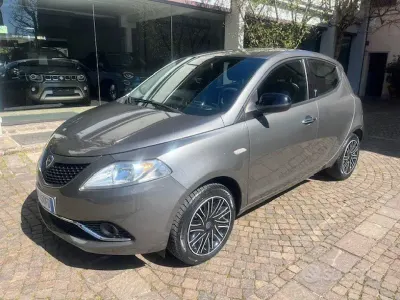 Usata Lancia Ypsilon 69 CV (50 kW) 2017 Grigio Utilitaria