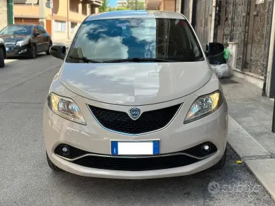 Usado Lancia Ypsilon Gold 69 CV (50 kW) 2017 Beige Utilitario