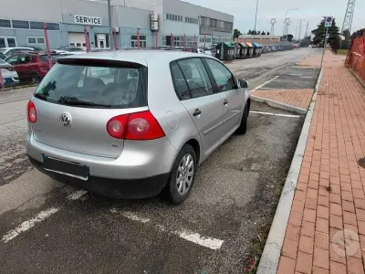 Usata VW Golf V 102 CV (75 kW) 2005 Grigio Utilitaria