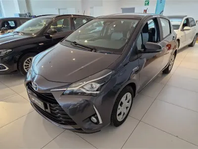 Usata Toyota Yaris Hybrid Business Edition 101 CV (74 kW) 2019 Grigio Utilitaria