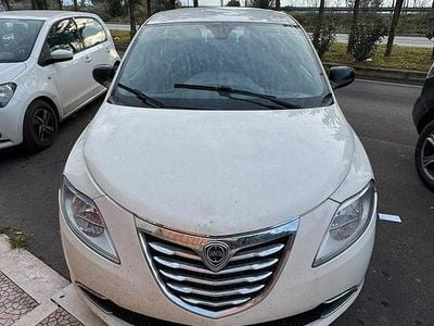 Usata Lancia Ypsilon 95 CV (69 kW) 2015 Bianco Utilitaria