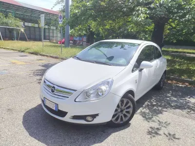 Usata Opel Corsa Club 86 CV (63 kW) 2010 Bianco Utilitaria