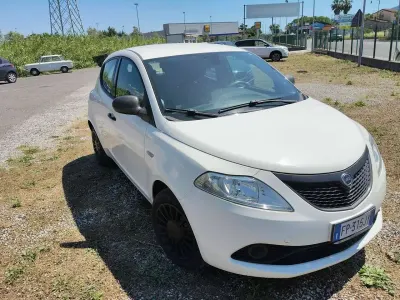 Usata Lancia Ypsilon 69 CV (50 kW) 2018 Bianco Utilitaria