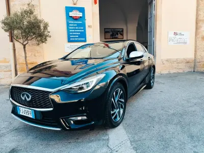 Usata Infiniti Q30 Business Executive 108 CV (79 kW) 2017 Nero Berlina