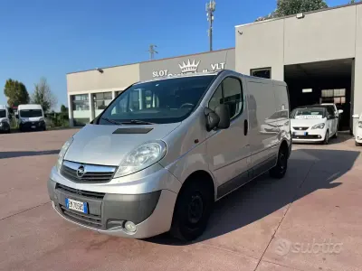 Usata Opel Vivaro 114 CV (83 kW) 2012 Grigio Monovolume