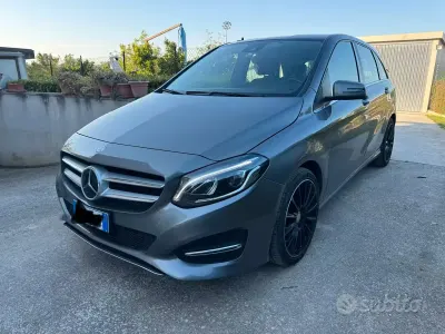 Usata Mercedes B200 156 CV (114 kW) 2017 Grigio Utilitaria