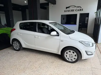 Gebraucht Hyundai i20 75 PS (55 kW) 2012 Weiß Kleinwagen