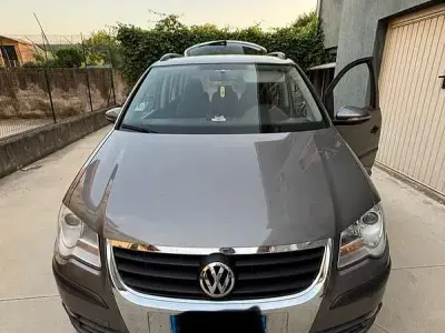 Usata VW Touran Conceptline 105 CV (77 kW) 2010 Grigio Monovolume