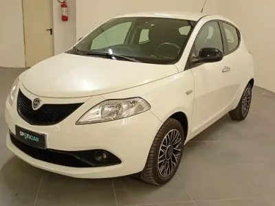 Usata Lancia Ypsilon Gold 69 CV (50 kW) 2020 Bianco Utilitaria