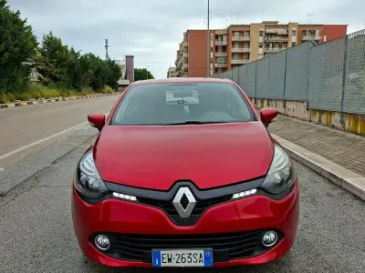 Begagnad Renault Clio IV 73 HK (53 kW) 2014 Röd Sedan