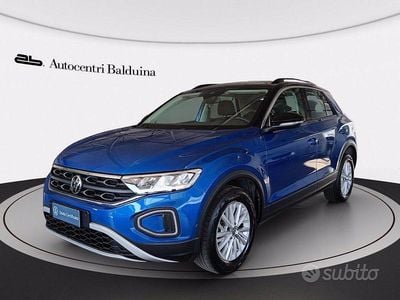 Usata VW T-Roc Life 110 CV (80 kW) 2022 Blu ravenna metalizzato SUV