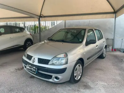 Usata Renault Clio II Dynamique 58 CV (42 kW) 2005 Grigio Berlina