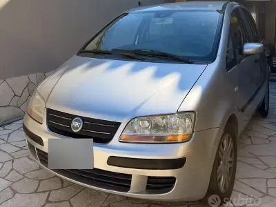 Usata Fiat Idea 69 CV (50 kW) 2004 Grigio Monovolume