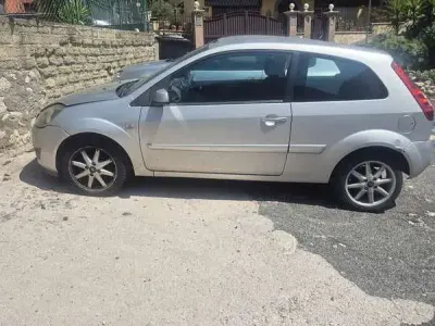 Usata Ford Fiesta Titanium 68 CV (50 kW) 2007 Grigio Utilitaria