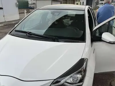 Usata Toyota Yaris Hybrid Edition 73 CV (53 kW) 2017 Bianco Berlina