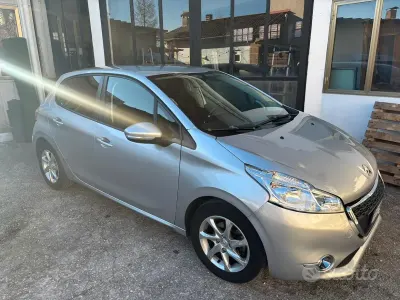 Usata Peugeot 208 Allure 68 CV (50 kW) 2014 Grigio Utilitaria