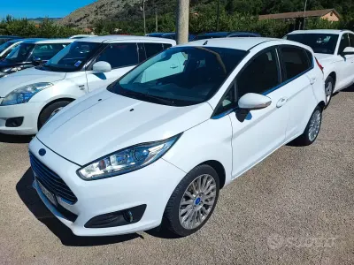 Usata Ford Fiesta Titanium 97 CV (71 kW) 2013 Bianco Berlina