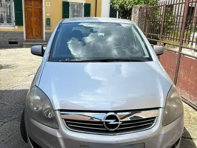 Usata Opel Zafira Cosmo 110 CV (80 kW) 2010 Grigio Monovolume