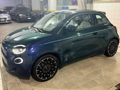 Usata Fiat 500e La Prima 42 kW (58 CV) 2022 Blu/azzurro Utilitaria