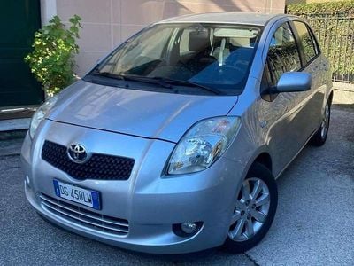 Usata Toyota Yaris Sol 69 CV (50 kW) 2008 Argento Berlina