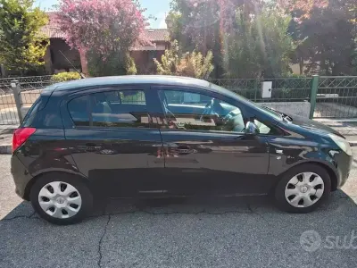 Usata Opel Corsa 95 CV (69 kW) 2010 Nero Utilitaria