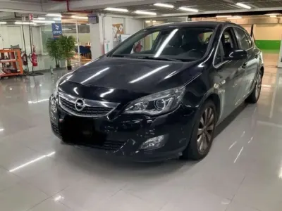 Usata Opel Astra Cosmo 140 CV (102 kW) 2010 Nero Berlina